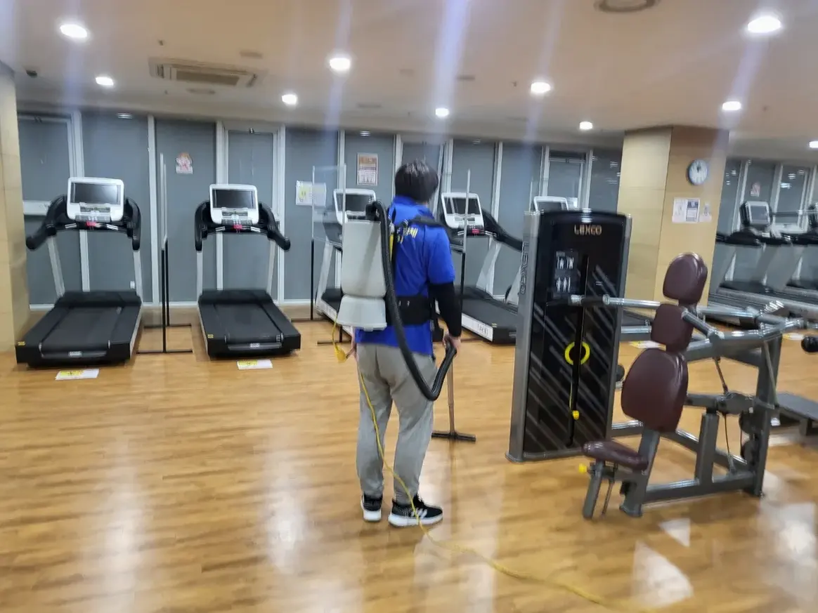 부산진구 당감동 헬스장 샤워실 장비 주변 정밀 위생청소 사례 - 행진크린