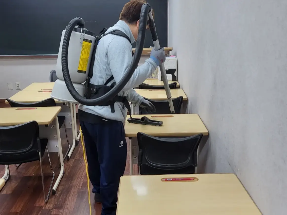 동래구 사직동 학교 현관·중앙홀 바닥 위생청소 사례 - 행진크린