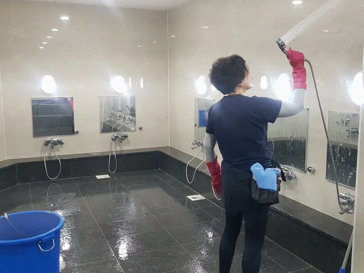 중구 보수동1가 목욕탕 탈의실·파우더룸 바닥 위생청소 사례 - 행진크린