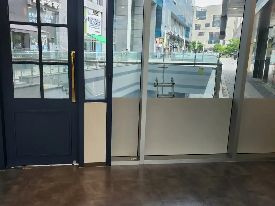 영도구 봉래동3가 현장 출입문·프레임 바닥 위생청소 사례 - 행진크린