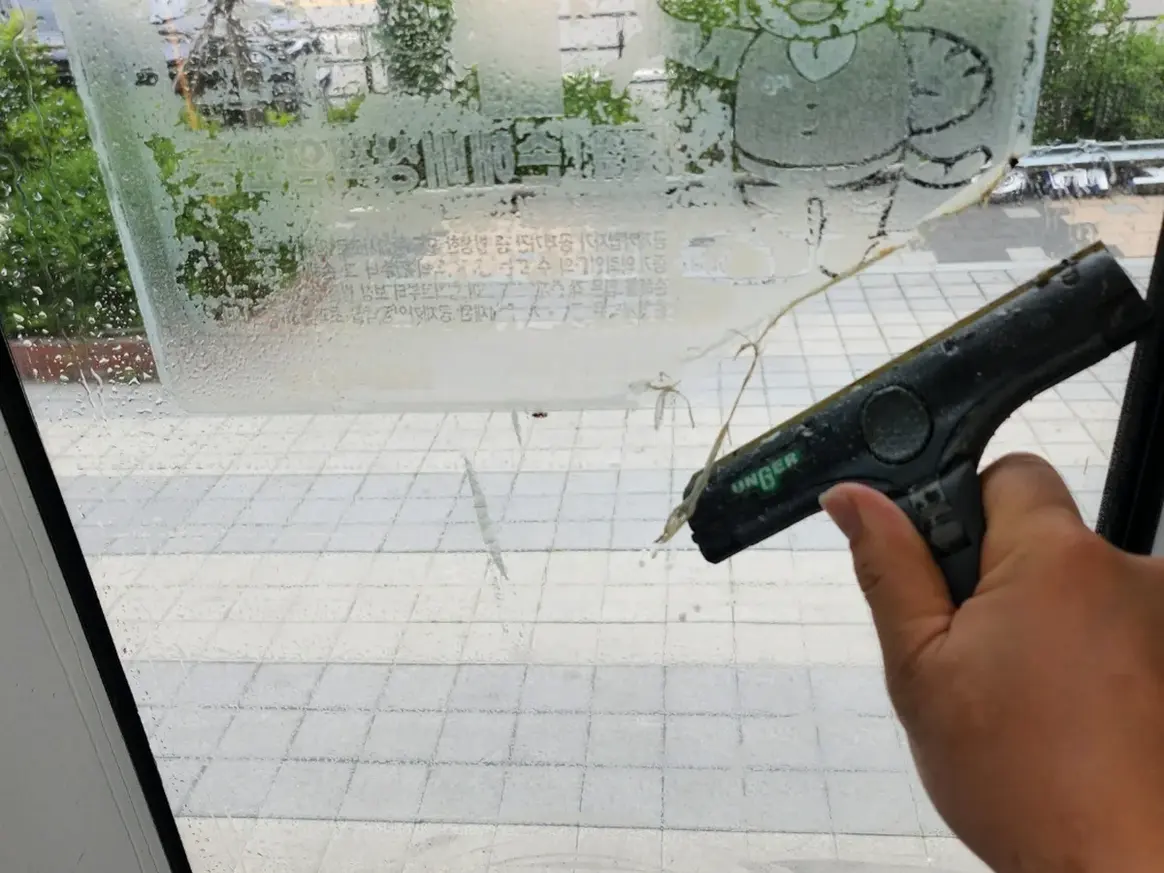 동래구 명장동 사무실 고층 외창 장비 주변 정밀 위생청소 사례 - 행진크린